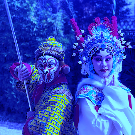Visite tactile des décors et des costumes