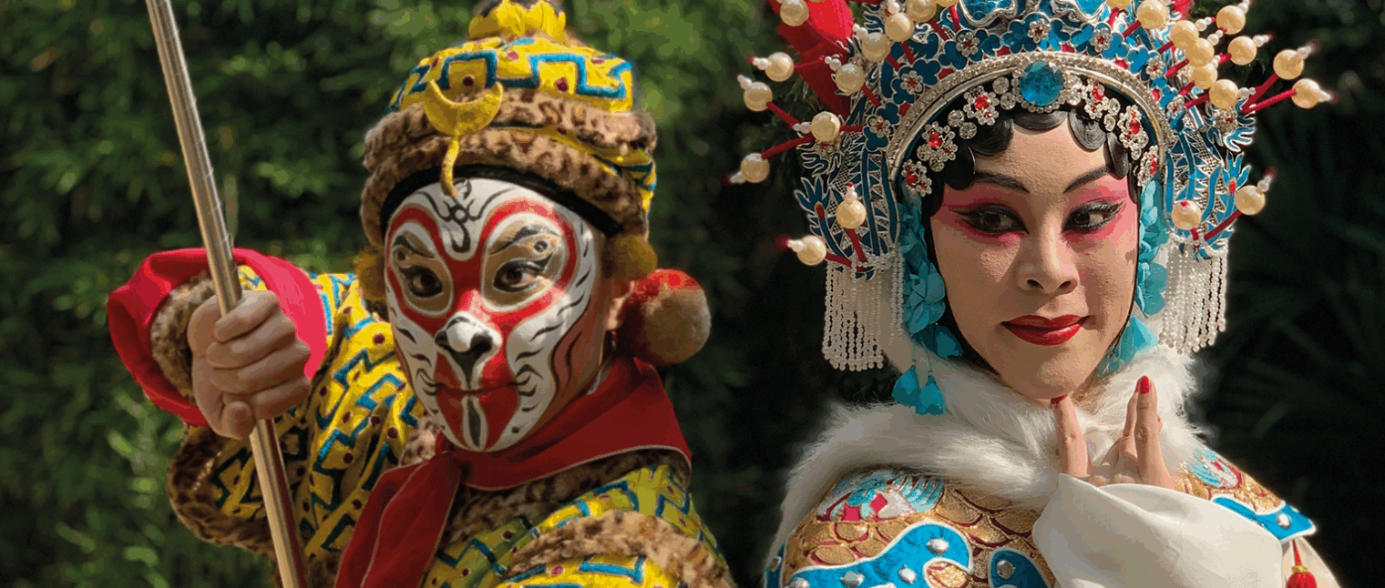 Visite tactile des décors et des costumes