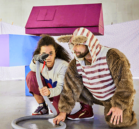 Le chat sur la photo en tournée